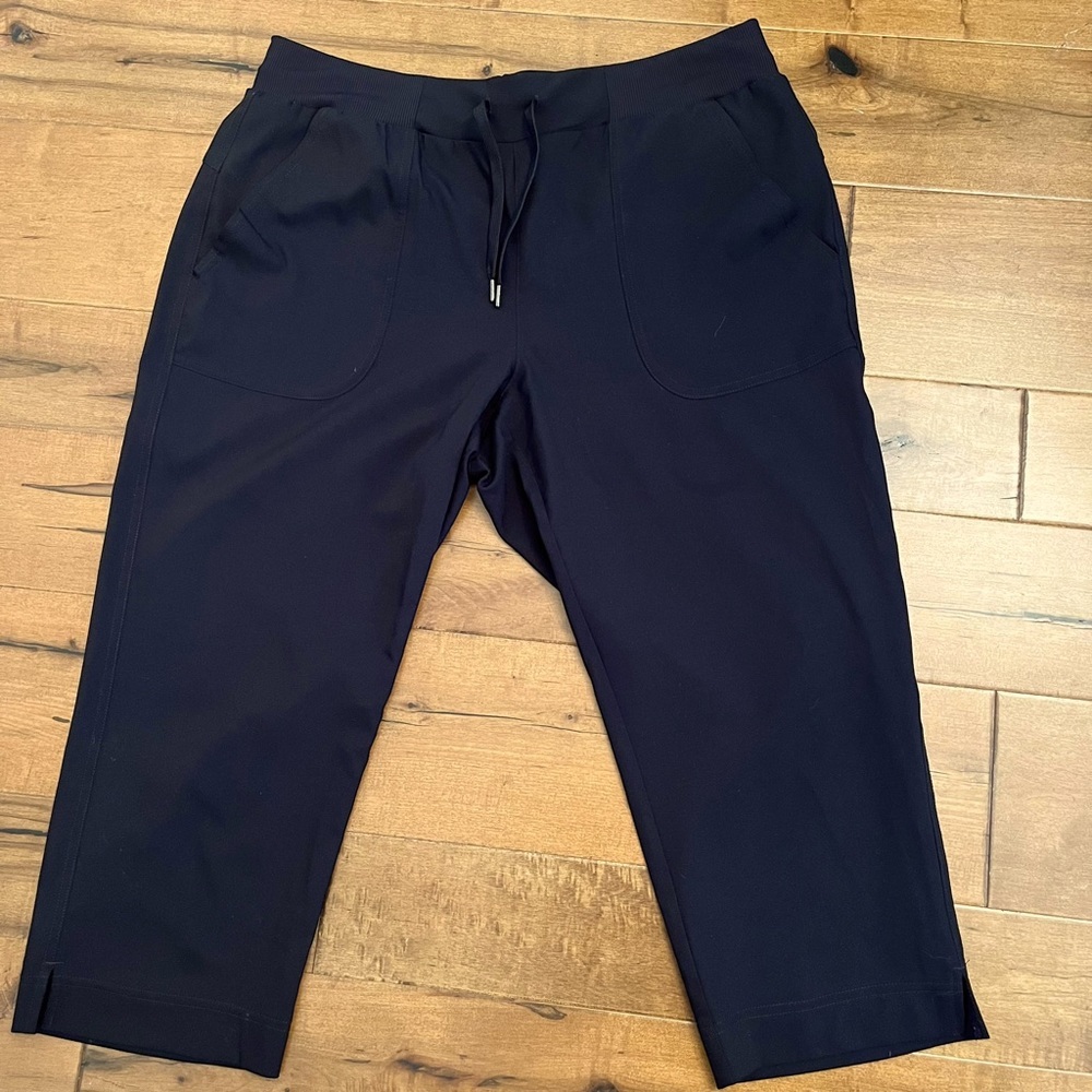 St. John’s Bay black Capri pants size medium polyester spandex